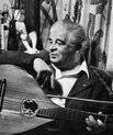 Black and white photo of Evert Taube with a string instrument.